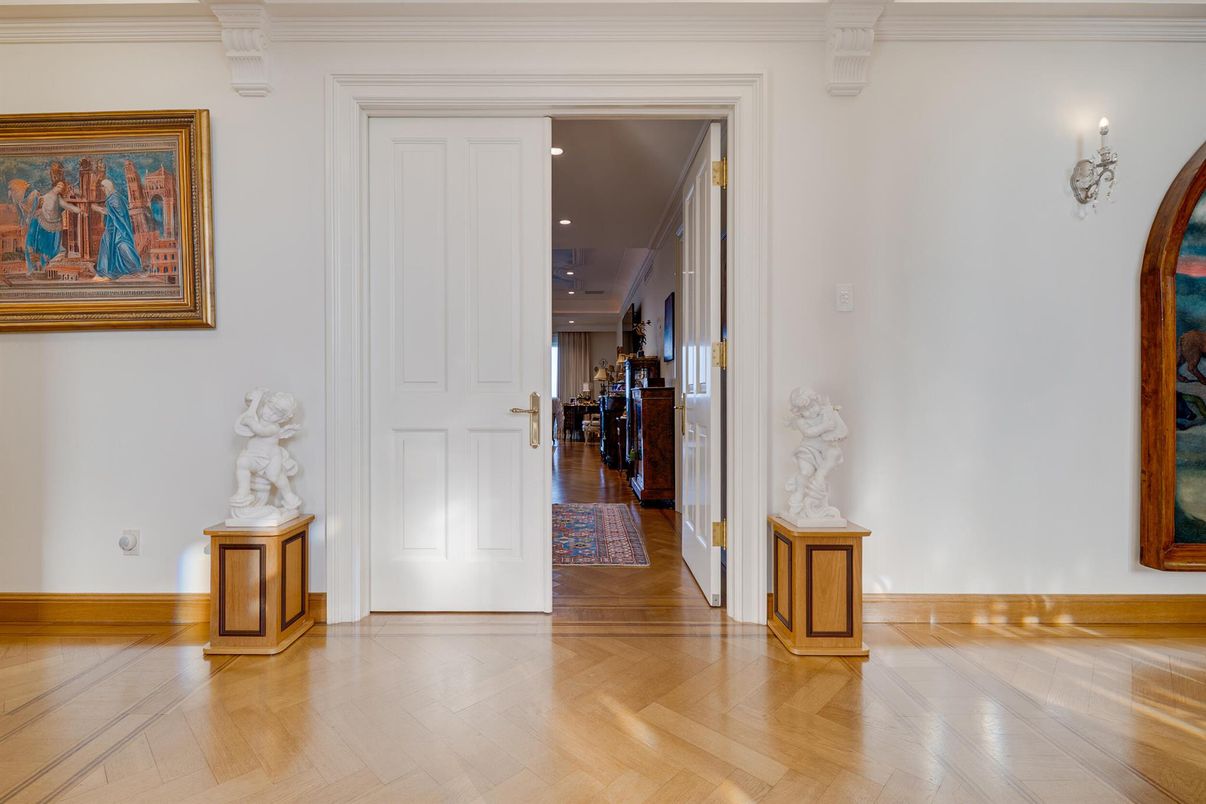 Interior, Recessed Lighting, Wood Texture Flooring