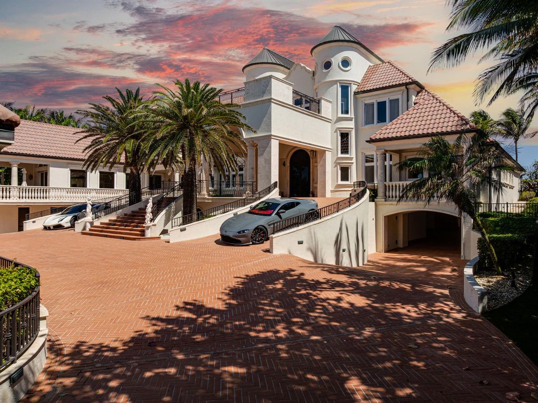 Exterior, Facade, Mediterranean