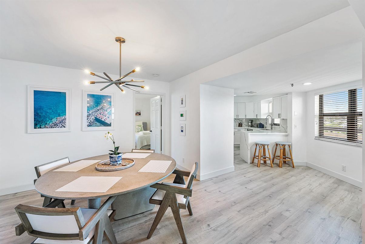 Dining room, Interior, Kitchen, Pendant Lights, Recessed Lighting, Wood Texture Flooring