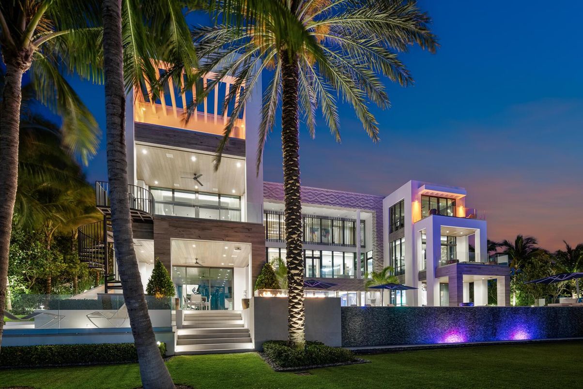 Exterior, Facade, Modern