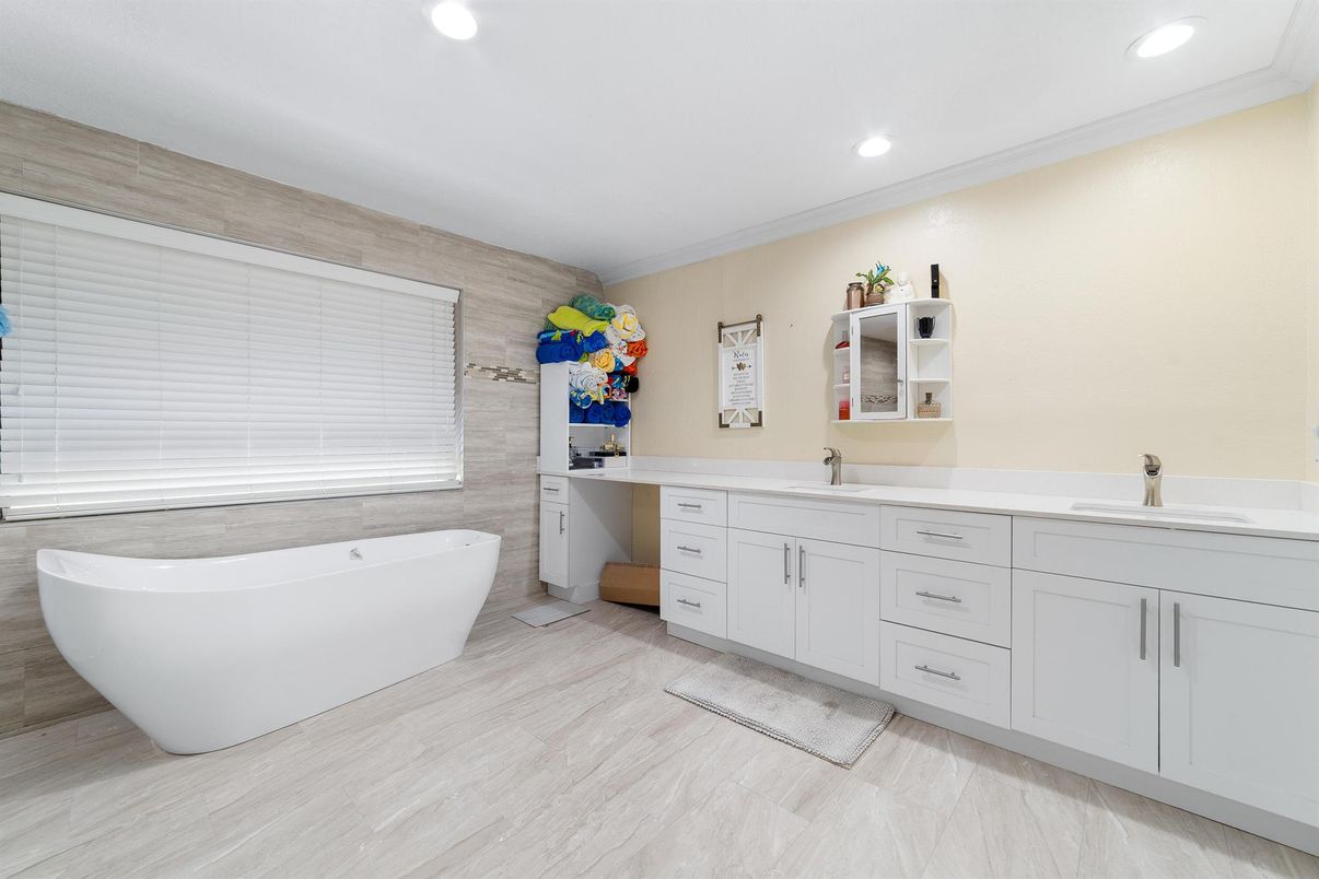 Bathroom, Dual Sink Vanities, Free Standing Baths, Interior, Recessed Lighting