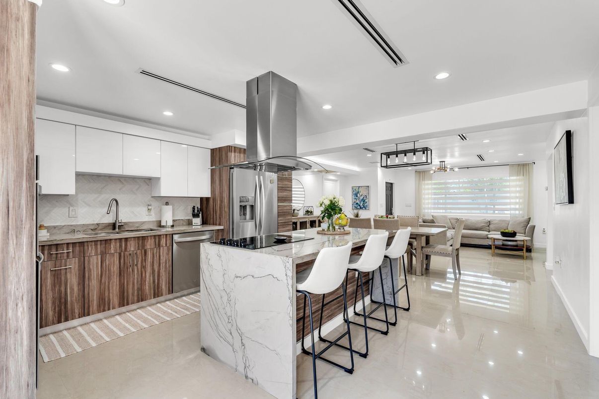 Dining room, Interior, Kitchen, Living room, Pendant Lights, Recessed Lighting, Stainless Steel Appliances