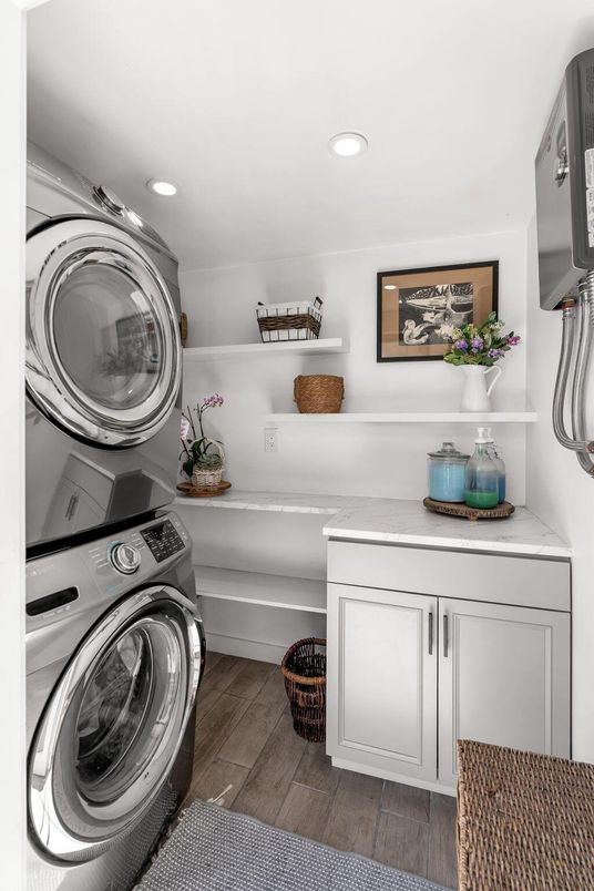 Interior, Recessed Lighting, Washer, Wood Texture Flooring