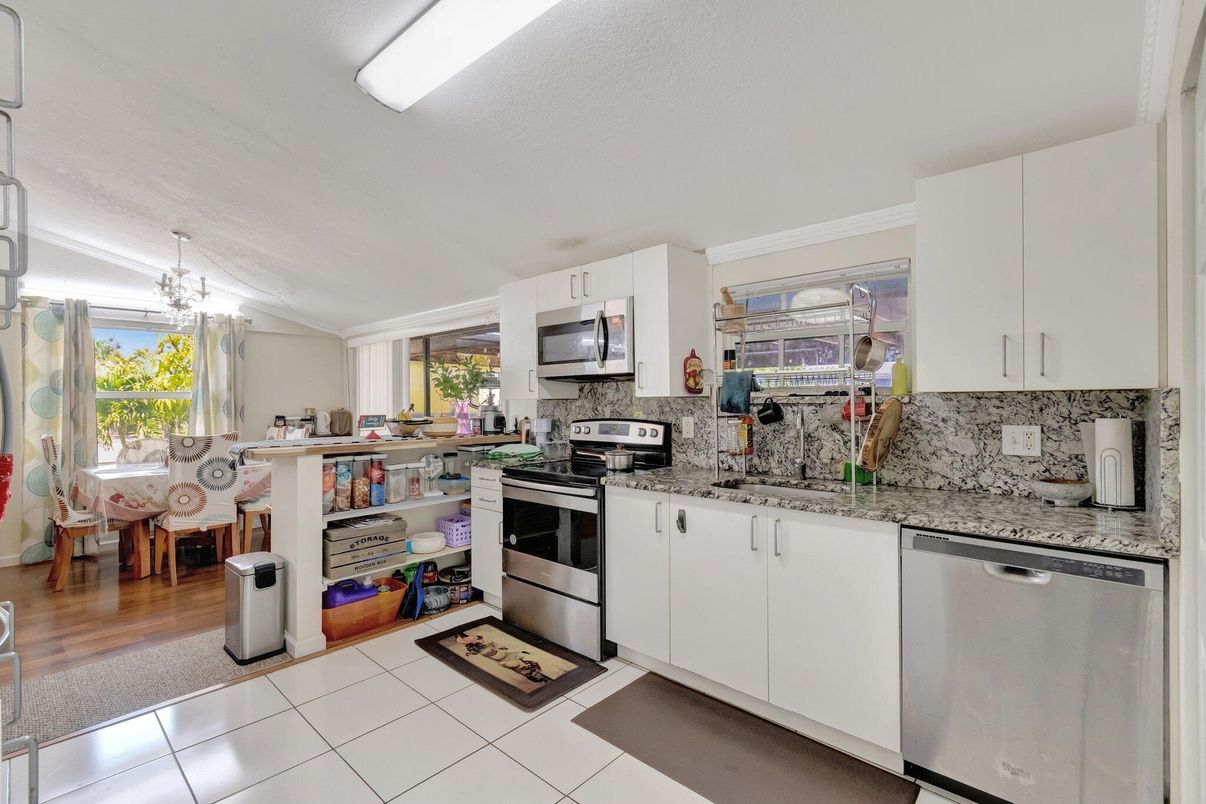 Chandelier, Dining room, Interior, Kitchen, Stainless Steel Appliances, Wood Texture Flooring