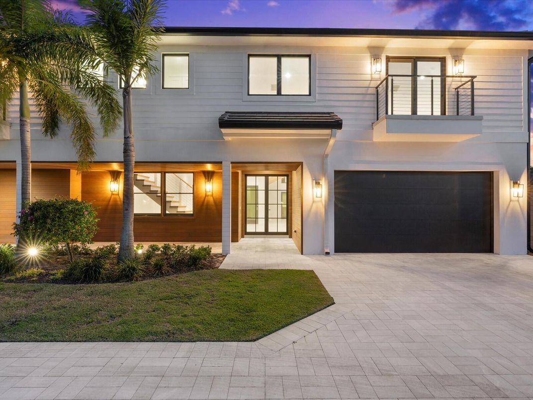 Attached, Exterior, Facade, Modern