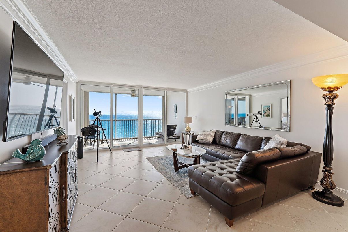 Interior, Living room, Water