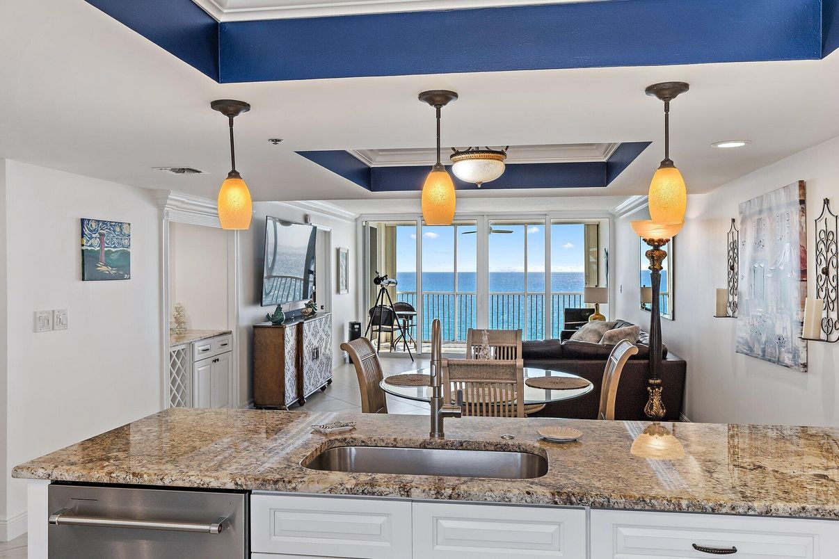 Dining room, Interior, Pendant Lights, Recessed Lighting, Water