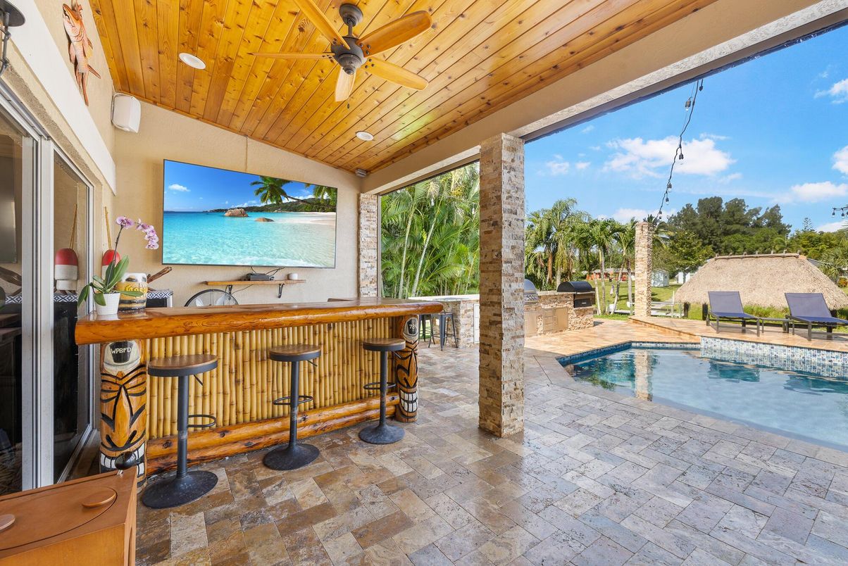 Exterior, Pool