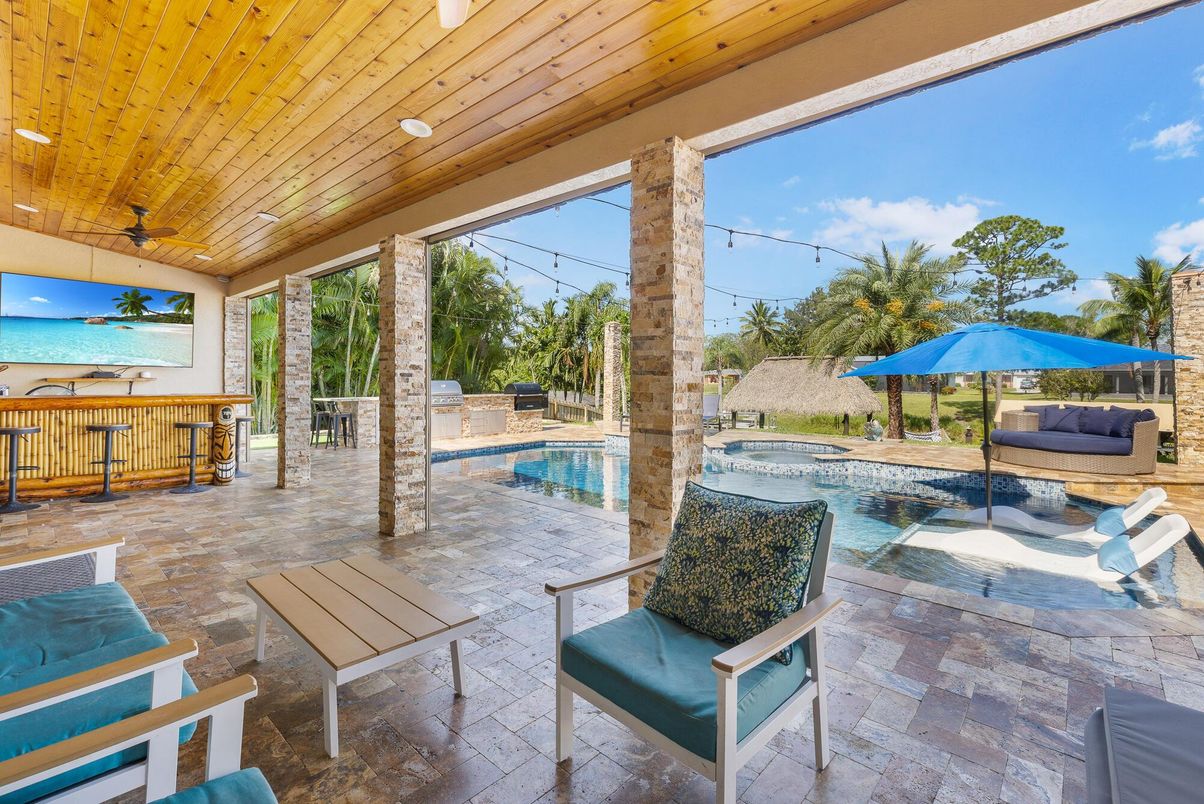 Exterior, Pool