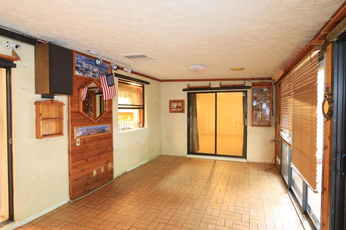 Empty room, Interior