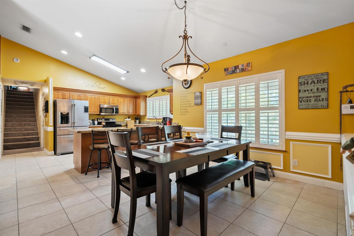 Dining room, Interior, Kitchen, Pendant Lights, Recessed Lighting, Stainless Steel Appliances