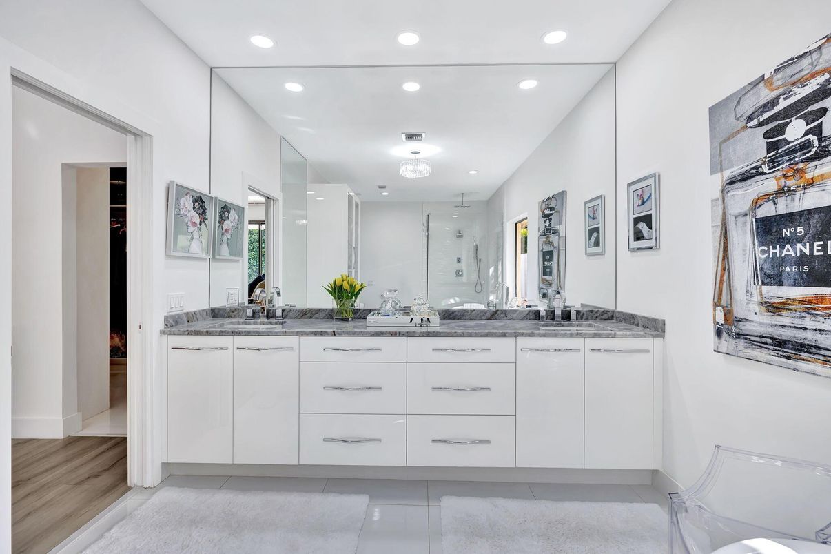 Bathroom, Dual Sink Vanities, Interior, Recessed Lighting
