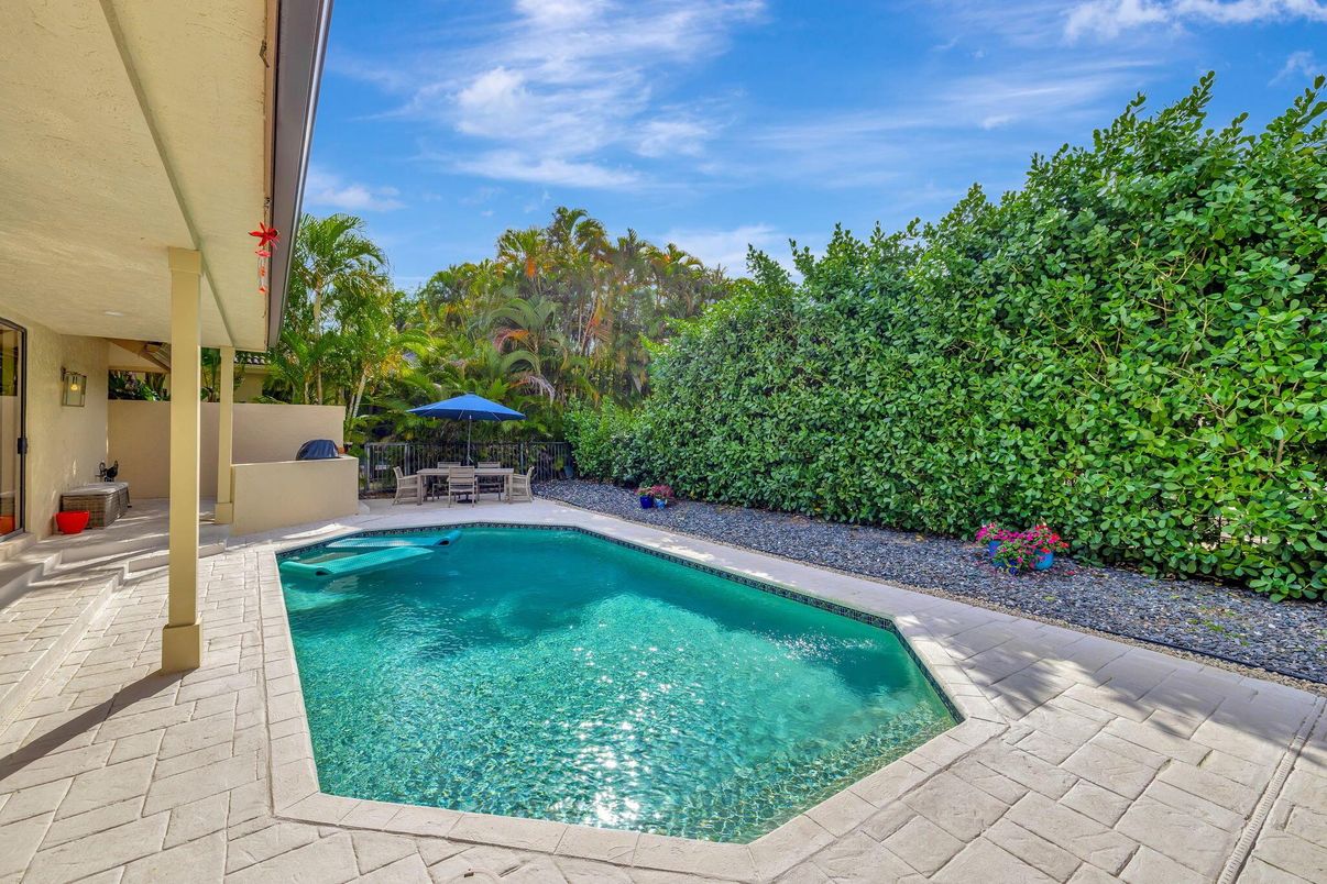 Exterior, Pool