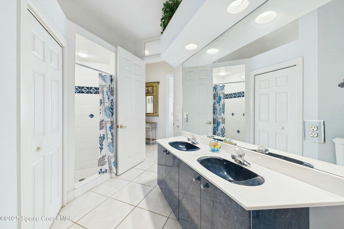 Bathroom, Dual Sink Vanities, Interior, Recessed Lighting
