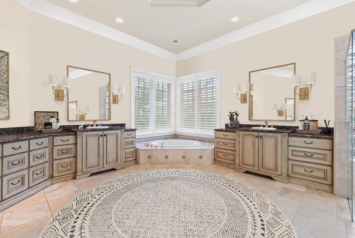 Bathroom, Dual Sink Vanities, Interior, Recessed Lighting
