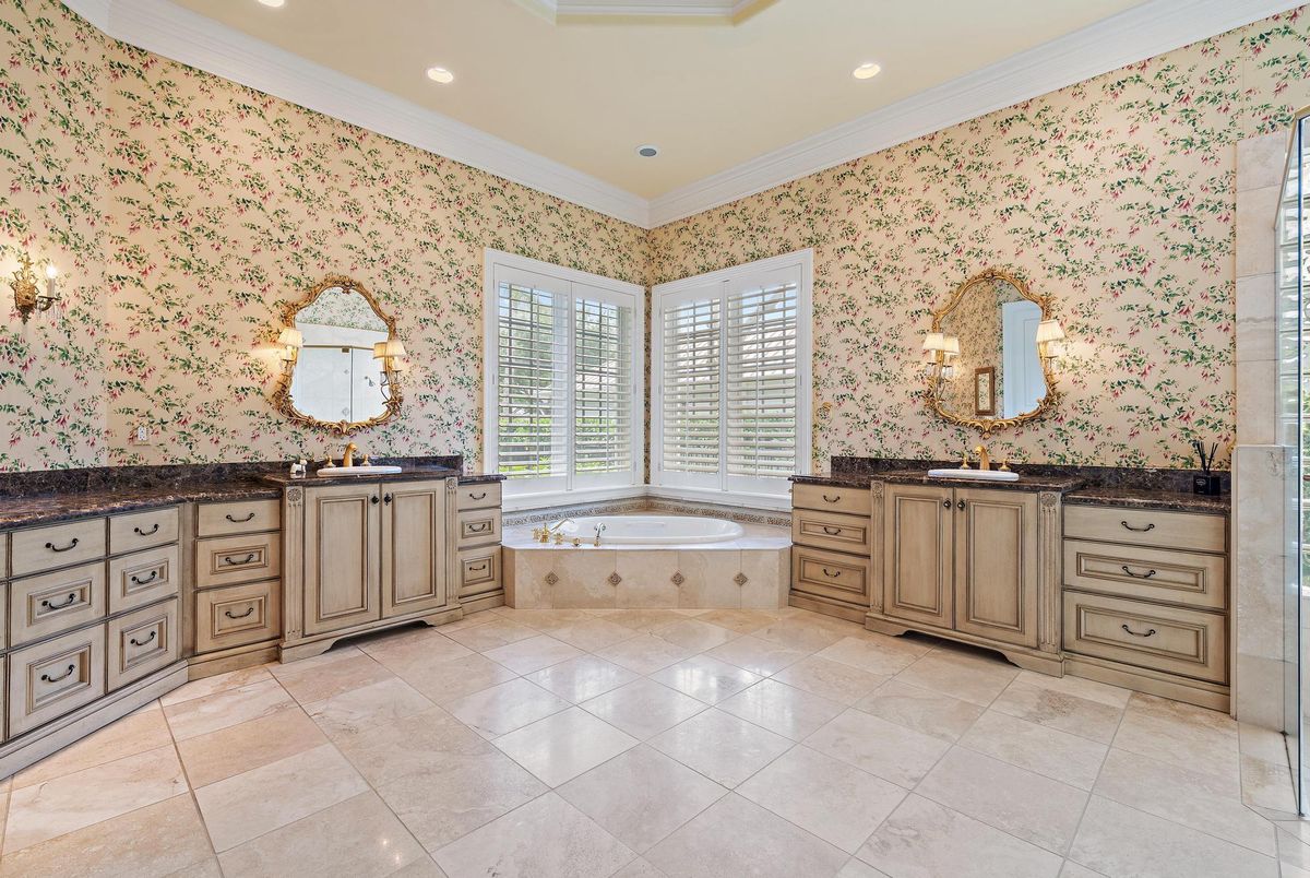 Bathroom, Dual Sink Vanities, Interior, Recessed Lighting