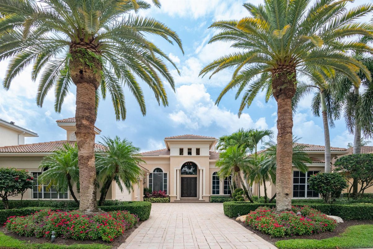 Exterior, Facade, Mediterranean