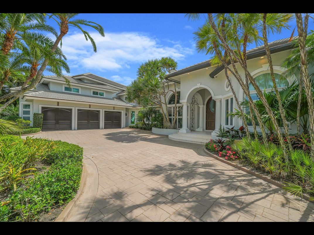Attached, Exterior, Facade, Mediterranean
