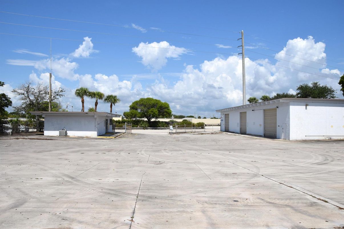 Backyard, Detached Garage, Exterior