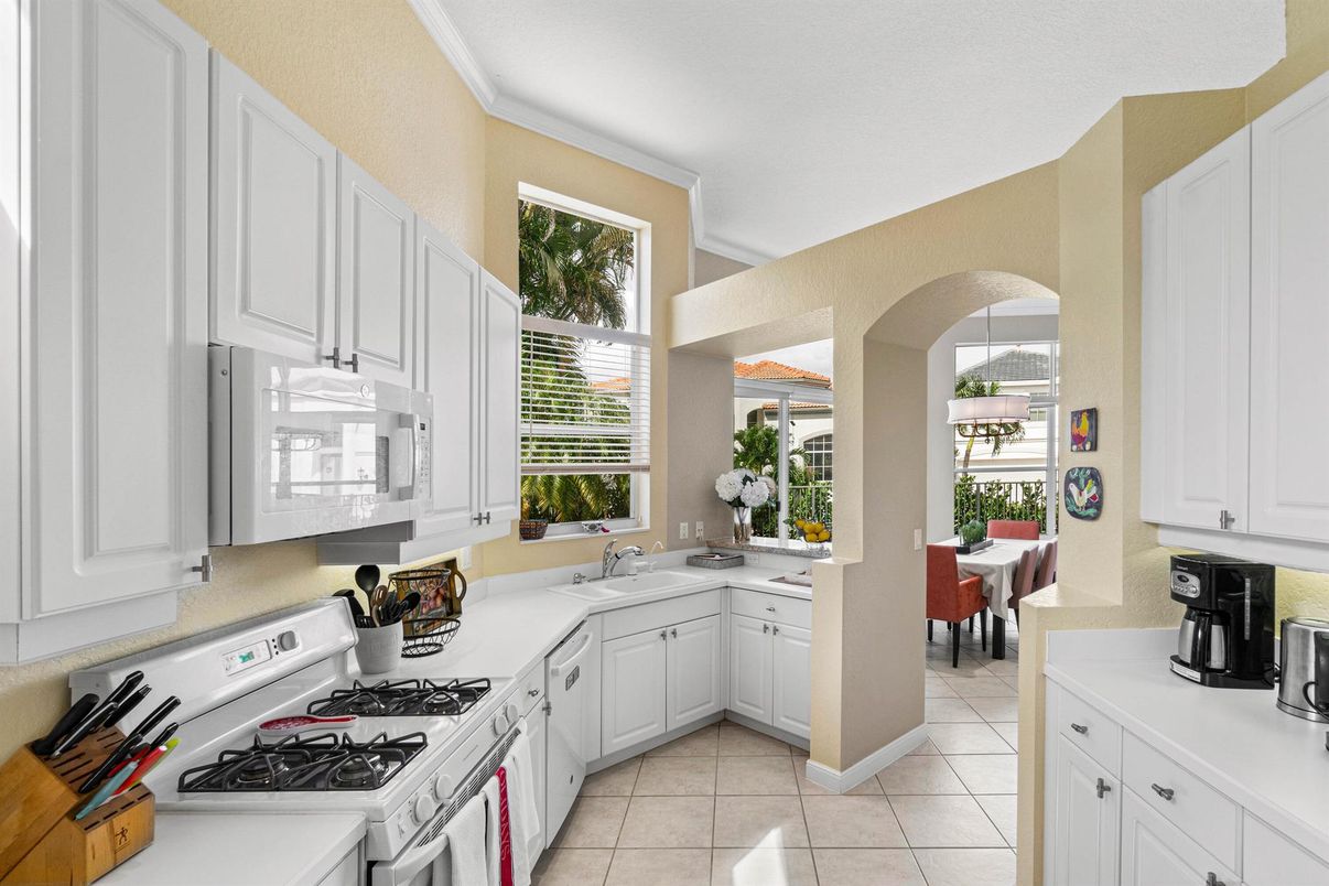 Chandelier, Dining room, Interior, Kitchen