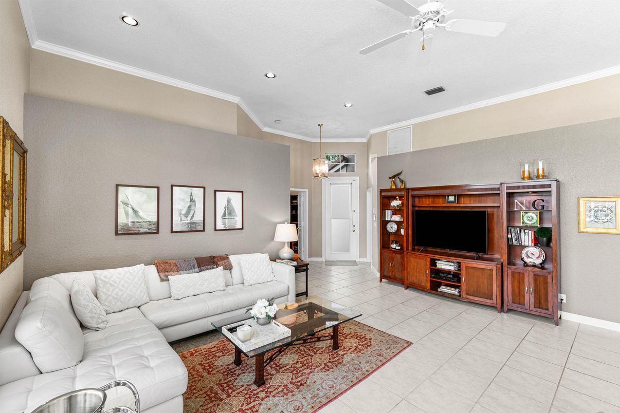 Interior, Living room, Pendant Lights, Recessed Lighting