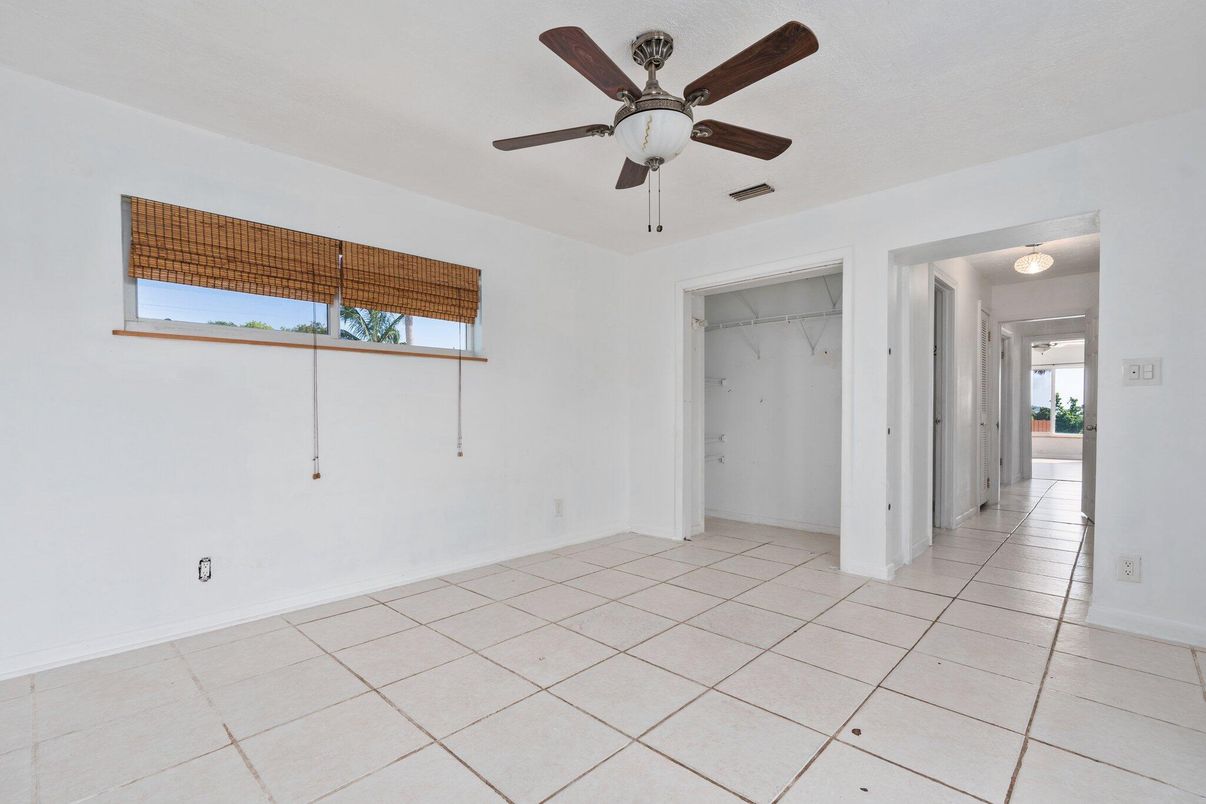 Empty room, Interior