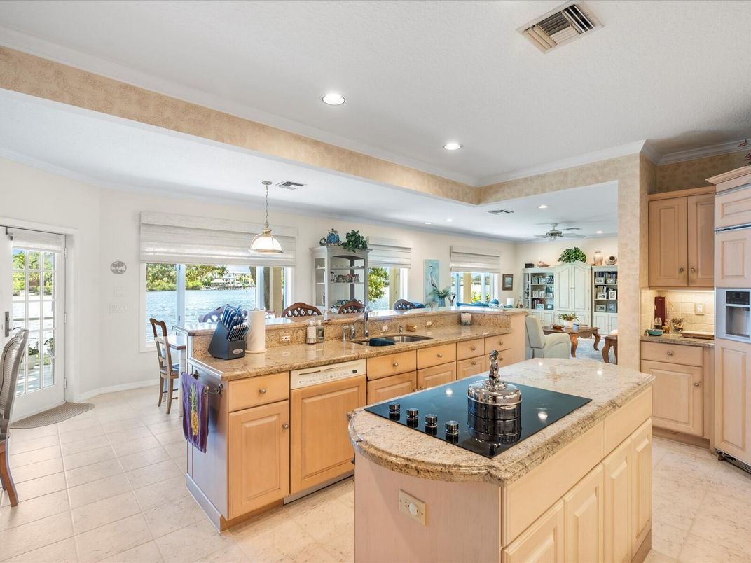 Dining room, Interior, Kitchen, Pendant Lights, Recessed Lighting, Water