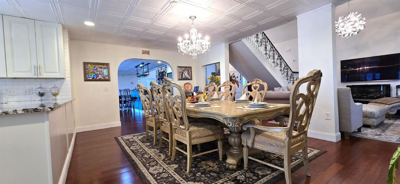 Chandelier, Dining room, Interior, Recessed Lighting, Wood Texture Flooring