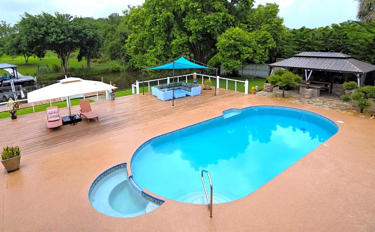 Exterior, Pool