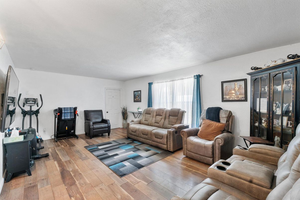 Fitness Equipment, Interior, Living room, Wood Texture Flooring