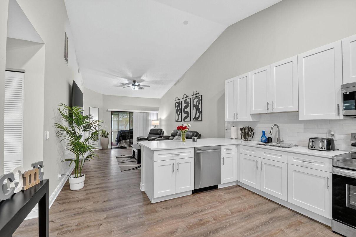 Dining room, Interior, Kitchen, Stainless Steel Appliances, Wood Texture Flooring