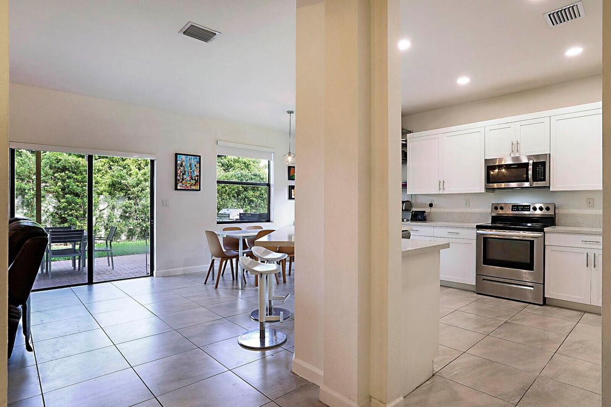 Dining room, Interior, Kitchen, Pendant Lights, Recessed Lighting, Stainless Steel Appliances