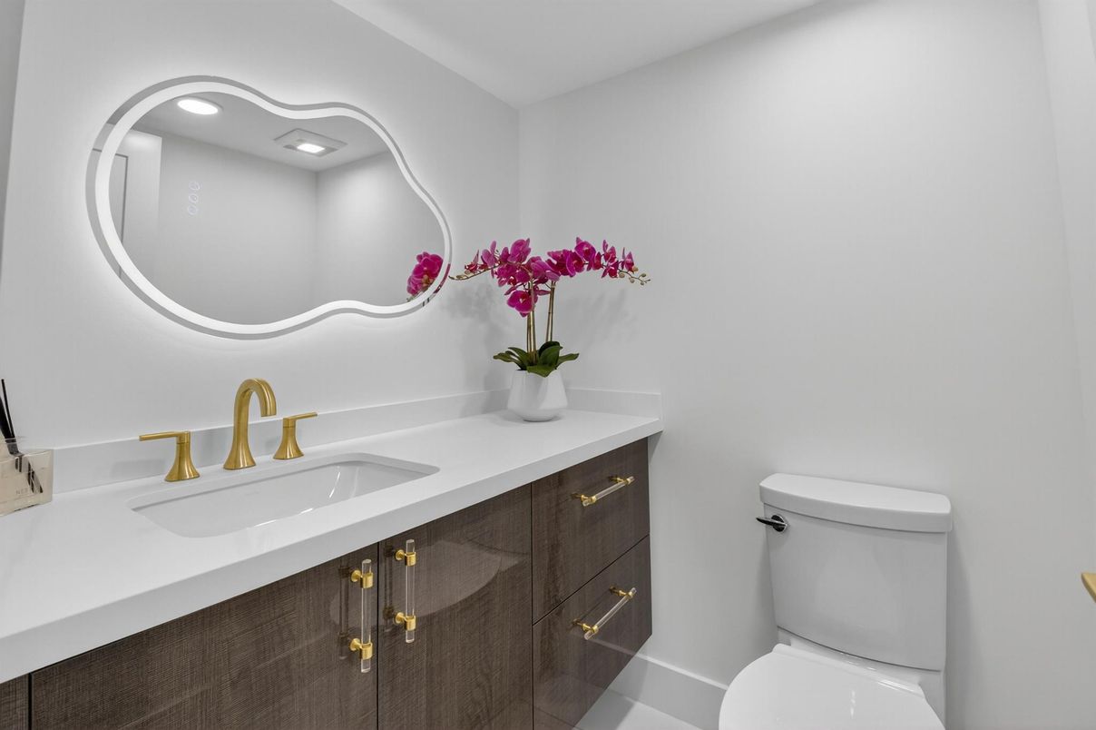 Bathroom, Dual Sink Vanities, Interior, Recessed Lighting