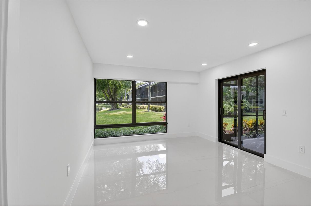 Empty room, Interior, Recessed Lighting