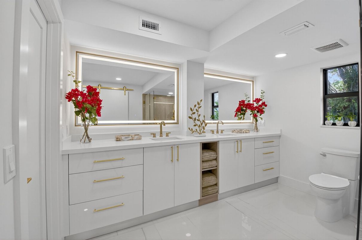 Bathroom, Dual Sink Vanities, Interior, Recessed Lighting