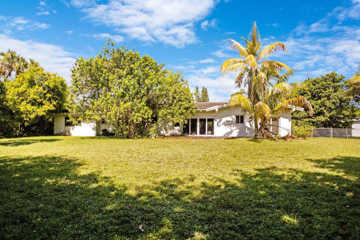 Attached, Exterior, Facade, Ranch