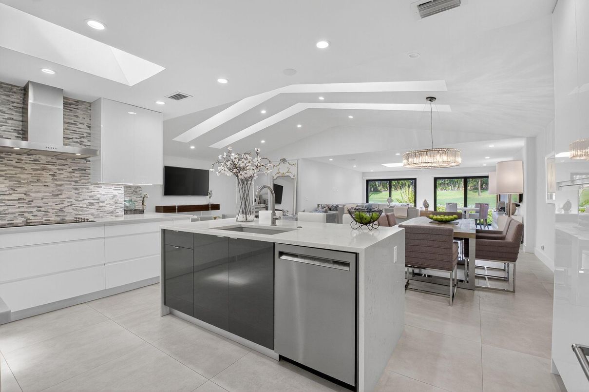 Chandelier, Dining room, Interior, Kitchen, Pendant Lights, Recessed Lighting, Stainless Steel Appliances
