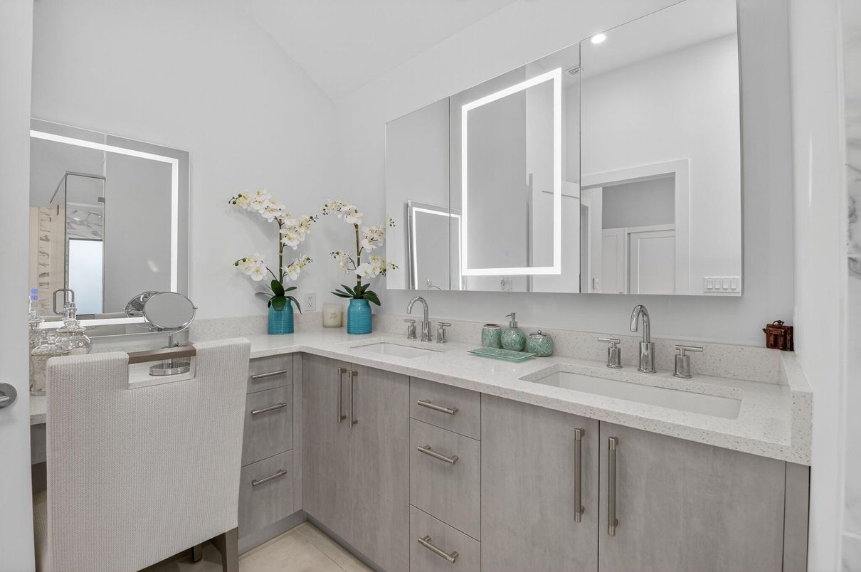 Bathroom, Dual Sink Vanities, Interior, Recessed Lighting