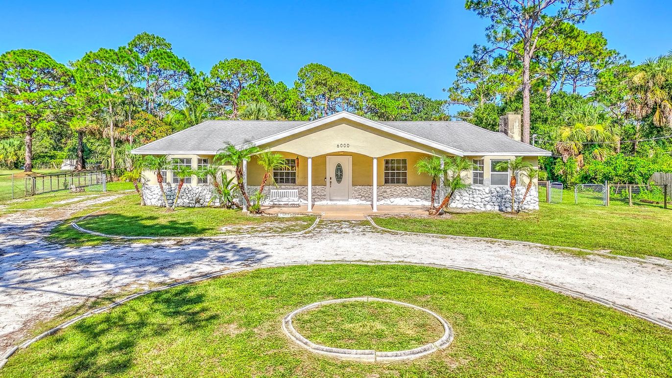Backyard, Exterior, Facade, Ranch