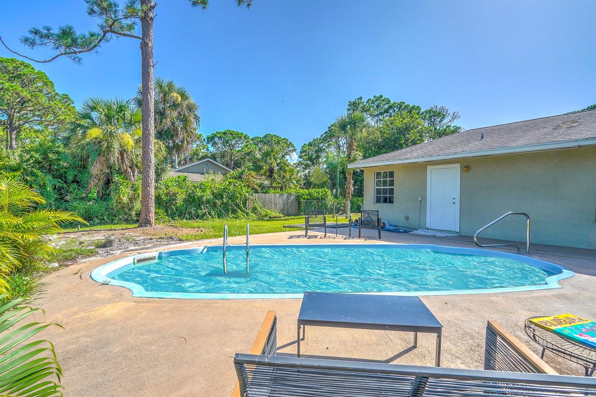 Exterior, Pool