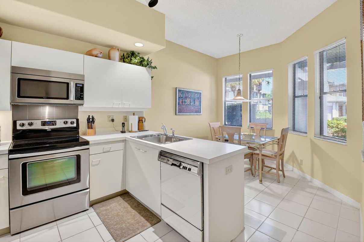 Dining room, Interior, Kitchen, Pendant Lights, Recessed Lighting, Stainless Steel Appliances