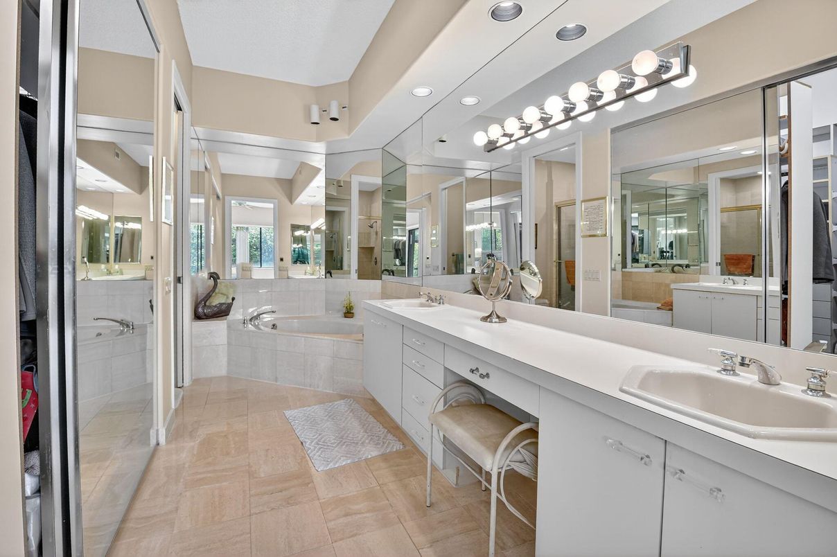 Bathroom, Dual Sink Vanities, Interior, Recessed Lighting