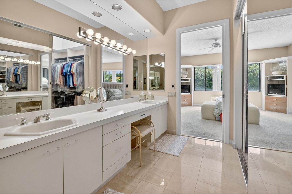 Bathroom, Dual Sink Vanities, Interior, Recessed Lighting