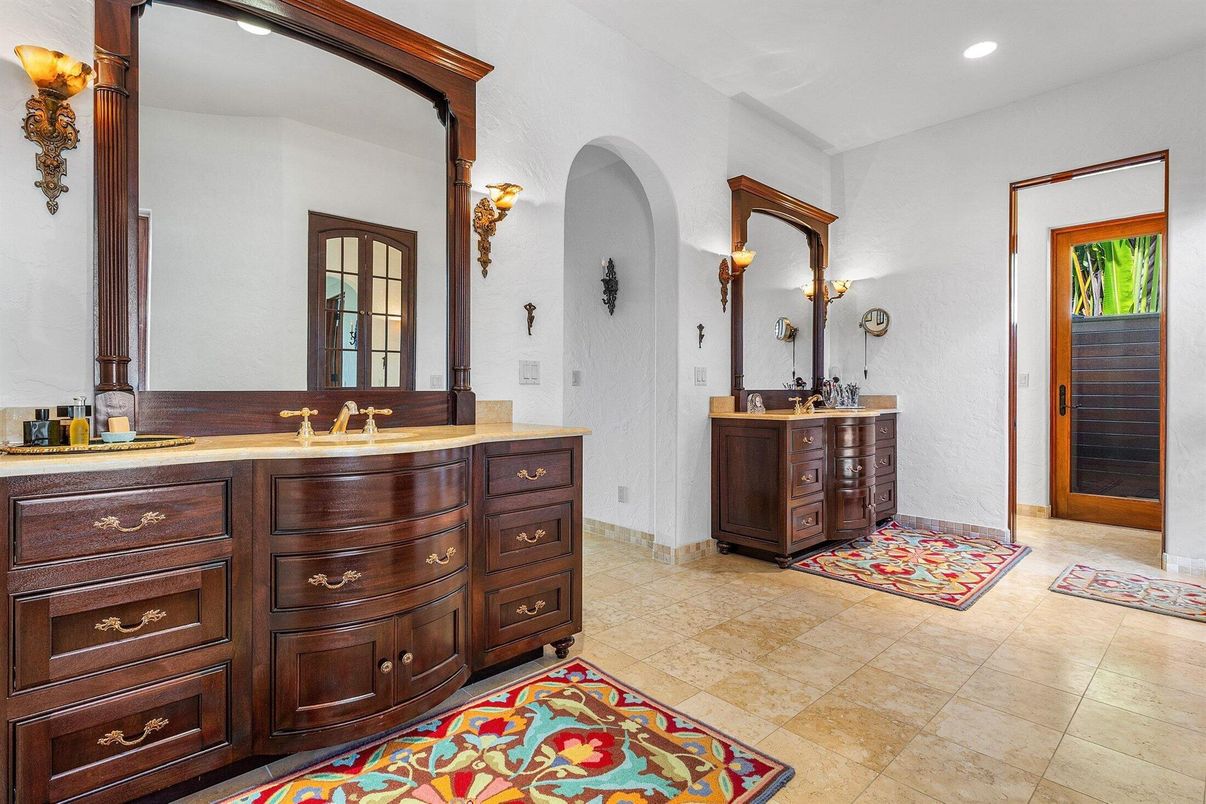 Bathroom, Dual Sink Vanities, Interior, Recessed Lighting