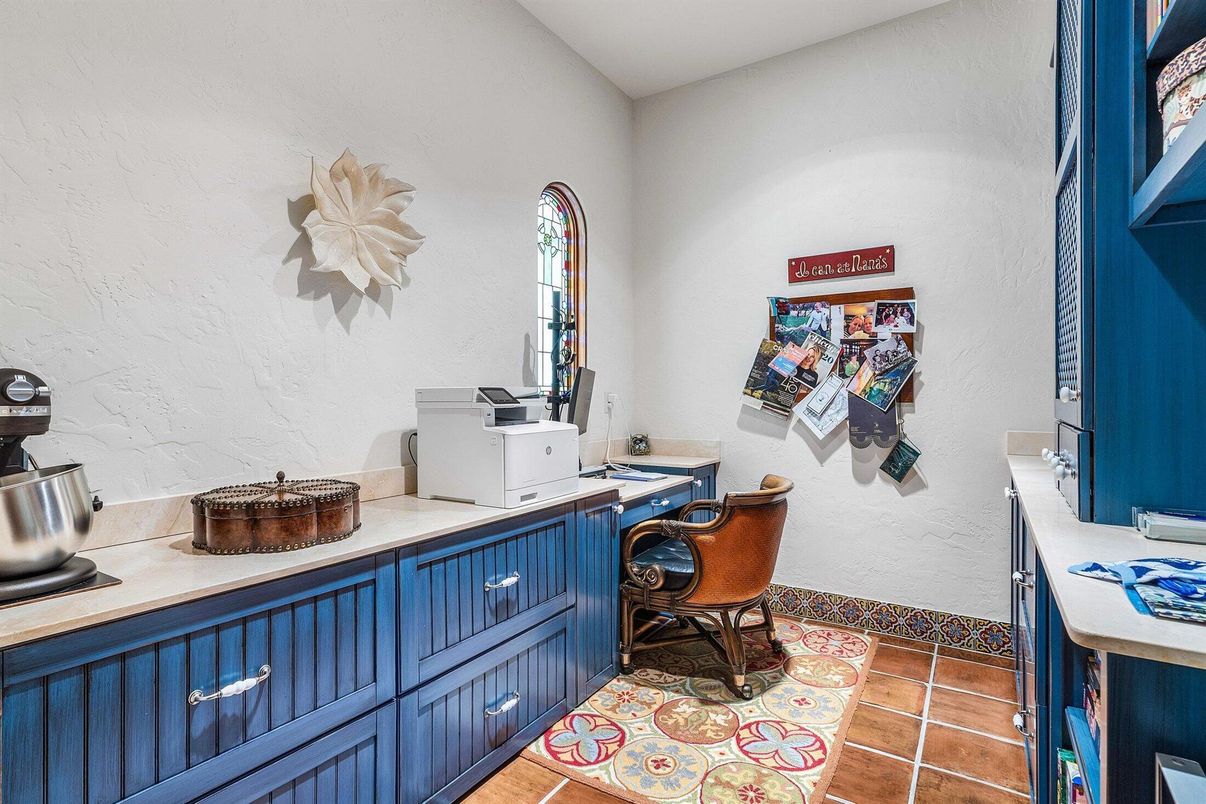 Home Office, Interior