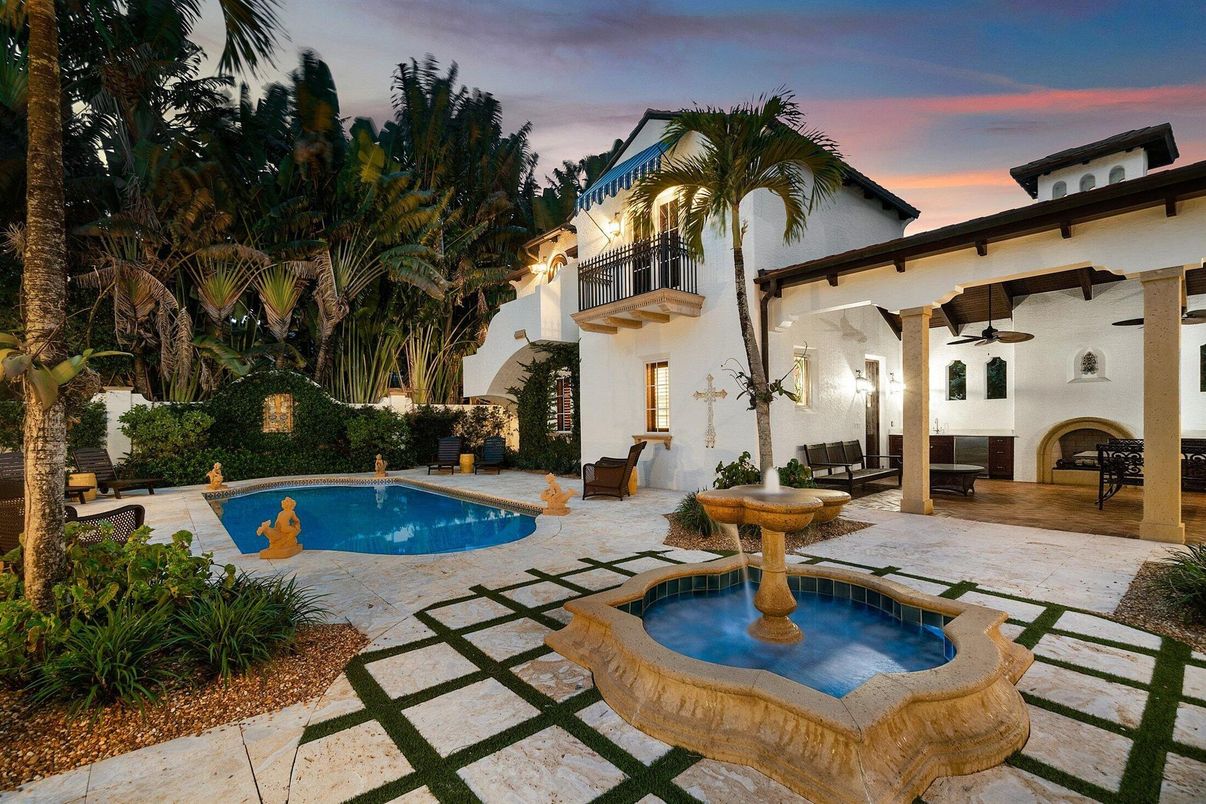 Exterior, Pool