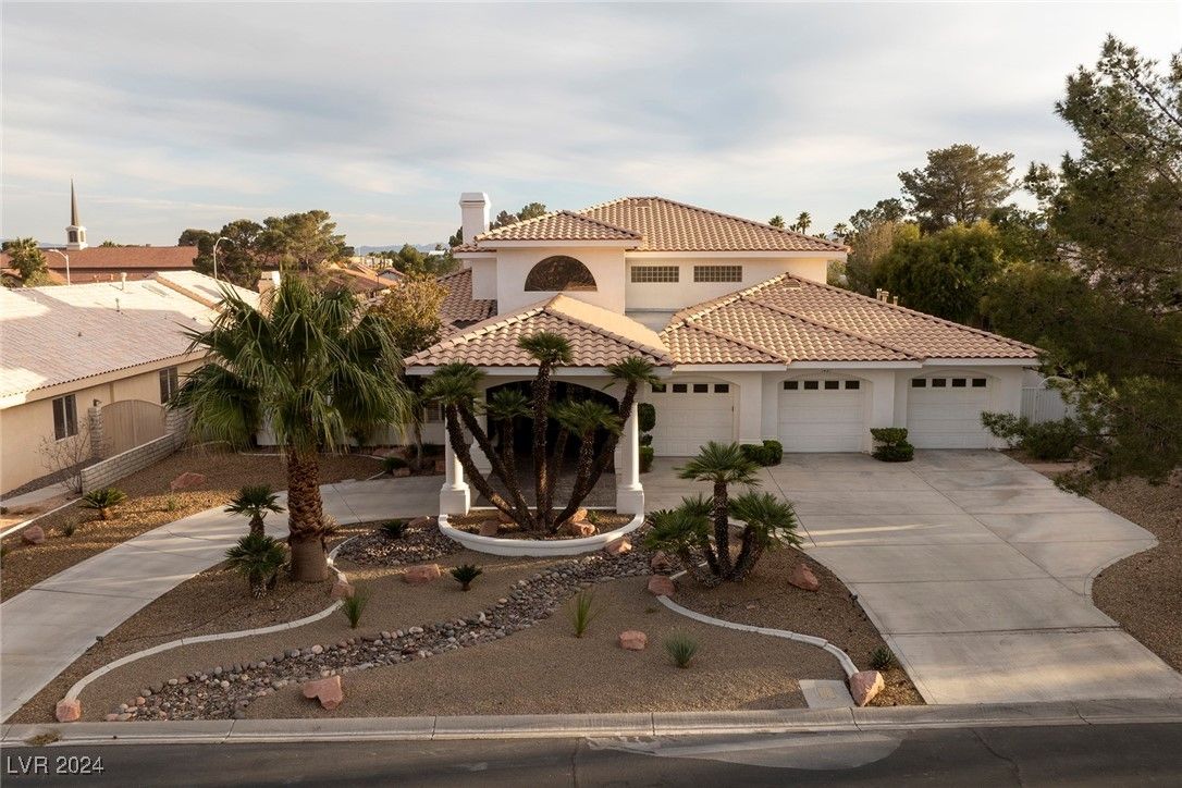 Attached, Exterior, Facade, Mediterranean