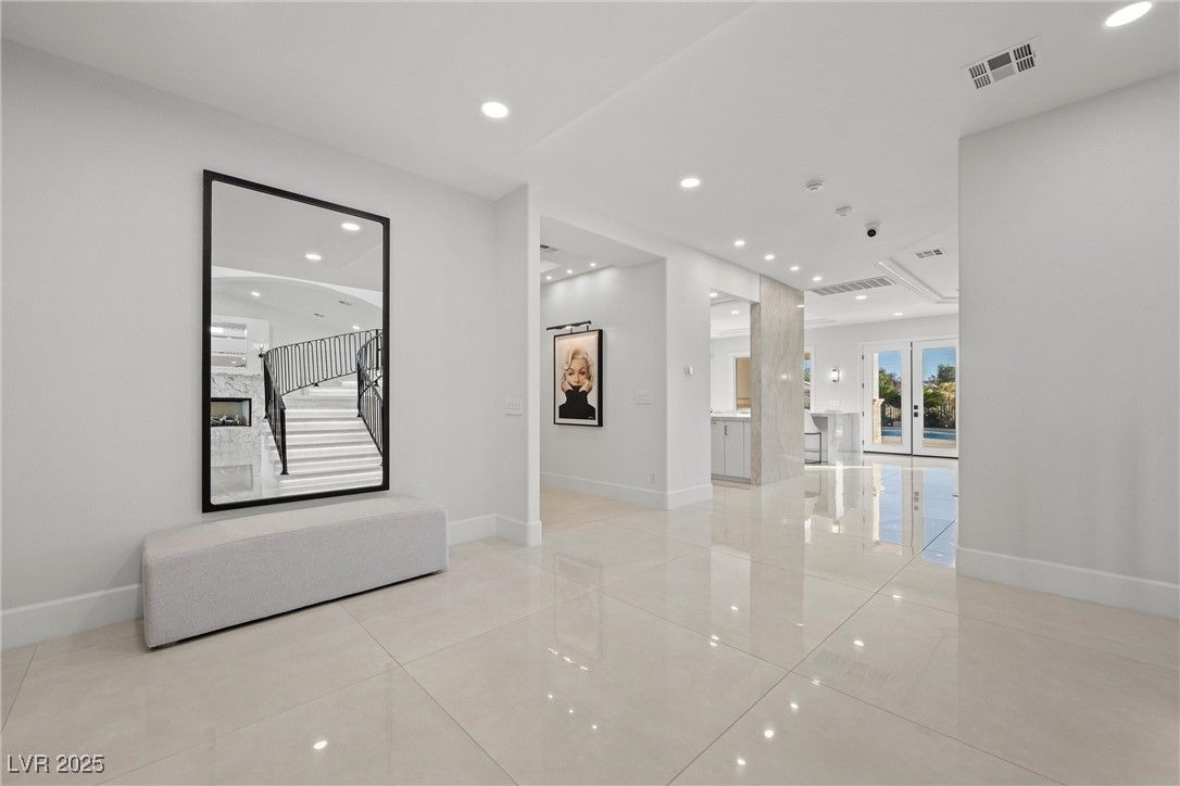 Empty room, Interior, Recessed Lighting