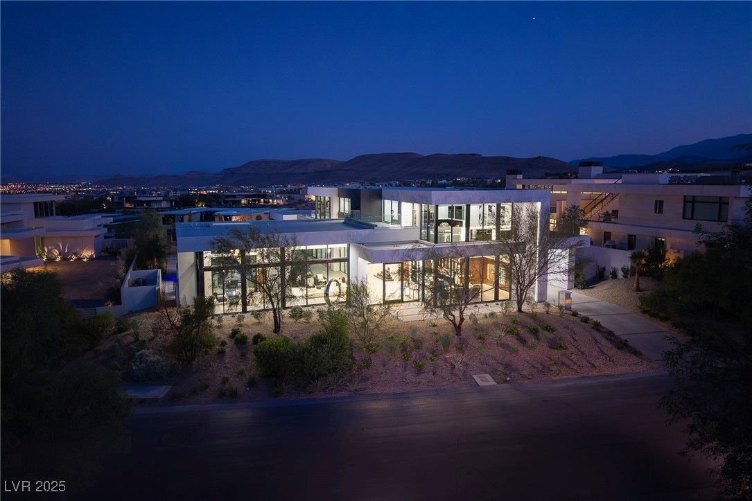 Exterior, Facade, Modern