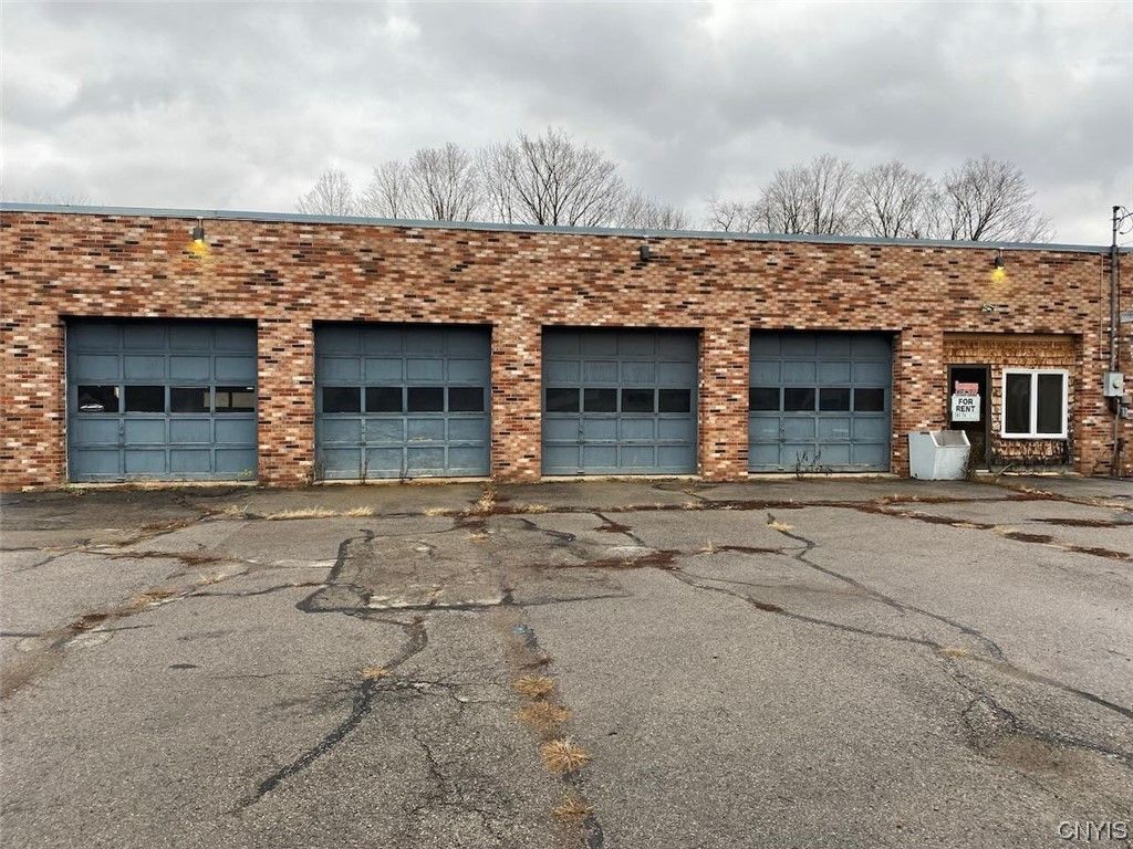 Attached, Exterior, Facade, Brick Facade, Ranch